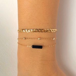 Dainty gold bracelet
